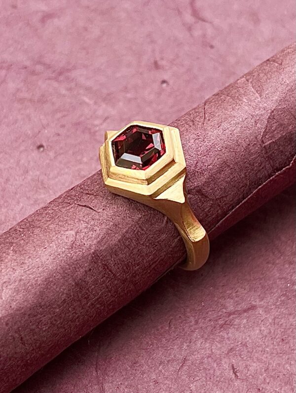 Ring in Gelbgold 750 (18k) Granat Hexagon facettiert