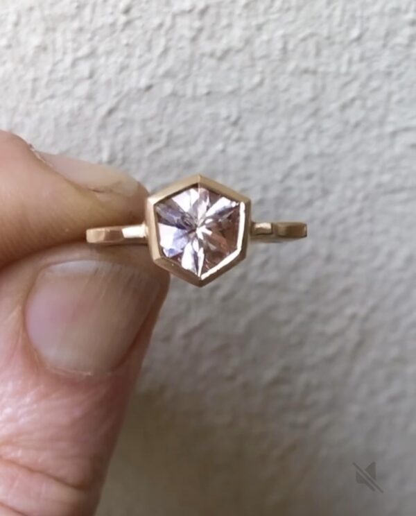 Ring in Roségold 750, 18k Morganit 6Eck facettiert 8x8mm