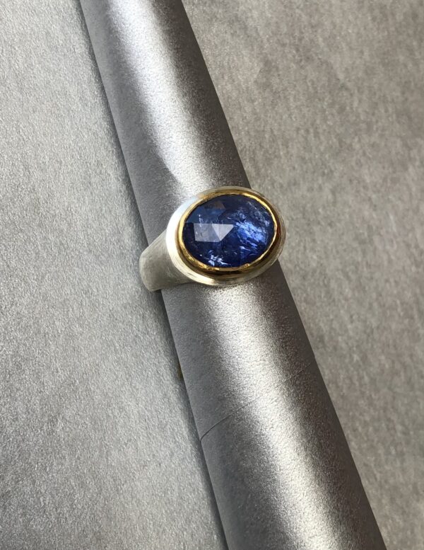 Ring aus Silber, Tansanit in  Feingoldfassung (24k) – Bild 3