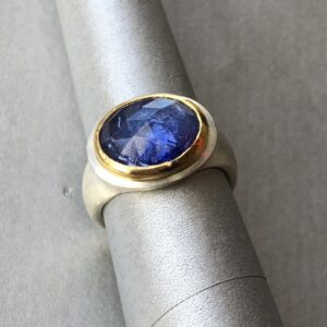 Ring aus Silber, Tansanit in  Feingoldfassung (24k)