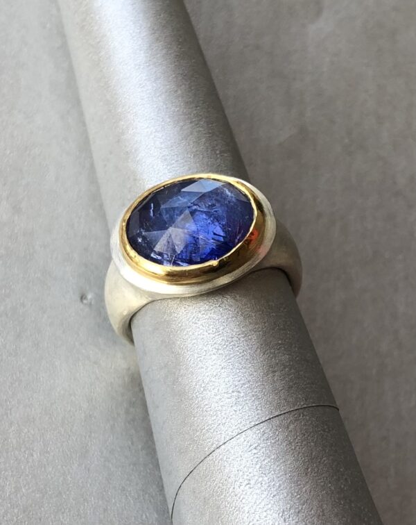Ring aus Silber, Tansanit in  Feingoldfassung (24k)