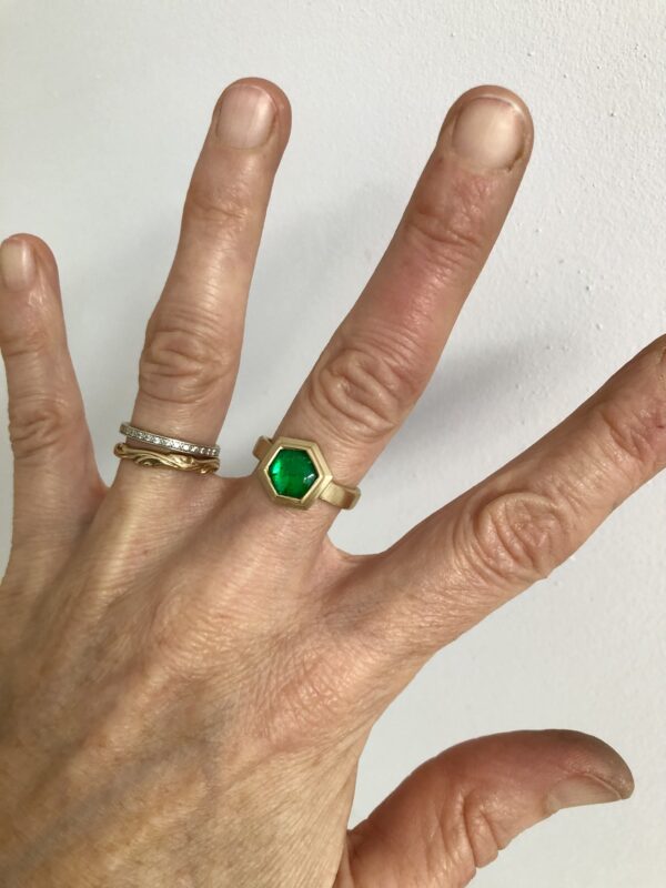 Ring in Gelbgold 750 Smaragdcabochon 6Eck – Bild 5