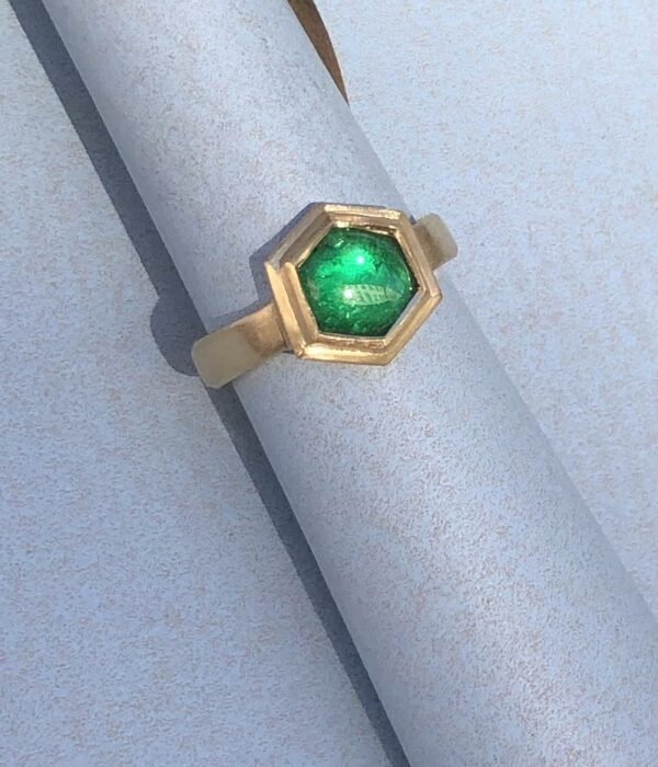 Ring in Gelbgold 750 Smaragdcabochon 6Eck