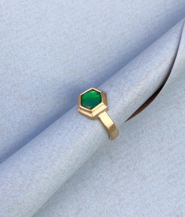 Ring in Gelbgold 750 Smaragdcabochon 6Eck – Bild 2