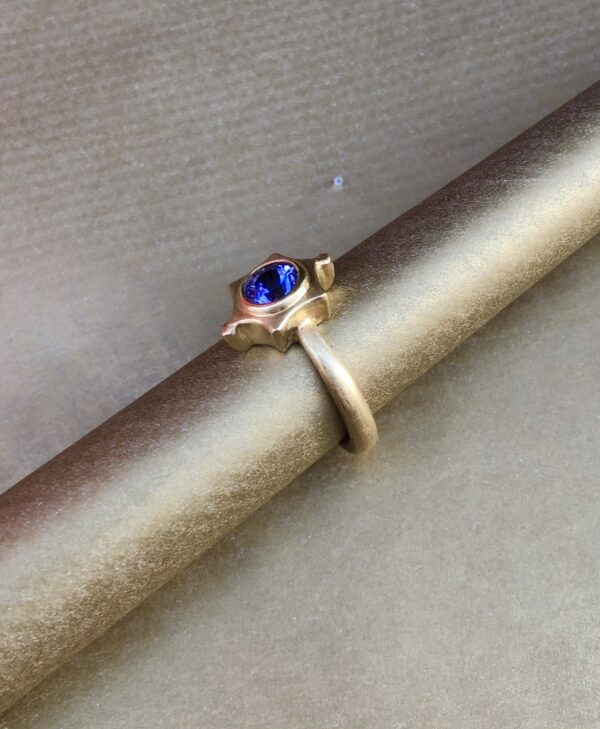 Ring aus Gelbgold 750, Tansanit rund facettiert – Bild 2