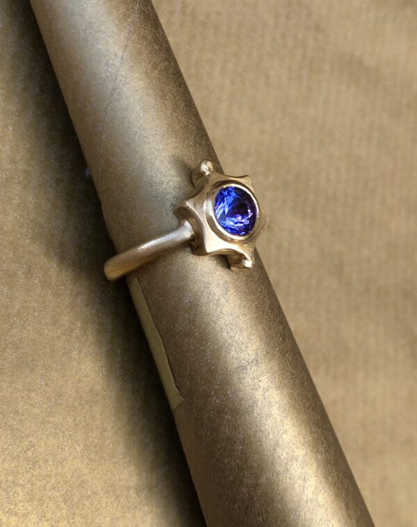 Ring aus Gelbgold 750, Tansanit rund facettiert – Bild 5