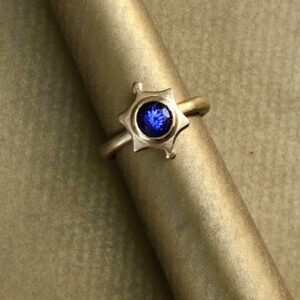 Ring aus Gelbgold 750, Tansanit rund facettiert