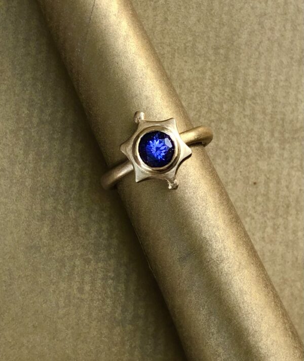 Ring aus Gelbgold 750, Tansanit rund facettiert