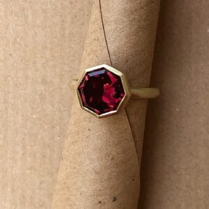 Ring in Gelbgold 375 (9k) Granat Achteck facettiert