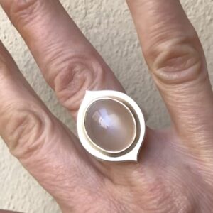 Ring aus Silber, Mondsteincabochon, Fassung Gelbgold 750
