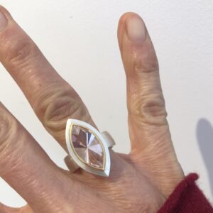 Ring Silber, Fassung Gelbgold 750, Morganitnavette im Spiegelschliff