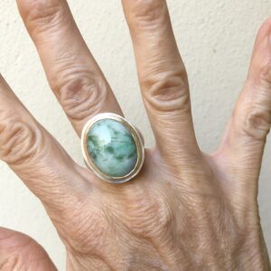 Ring aus Silber, Jadecabochon, Fassung Gelbgold 750