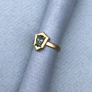 Ring aus Gelbgold 750, grüner Turmalintropfen facettiert